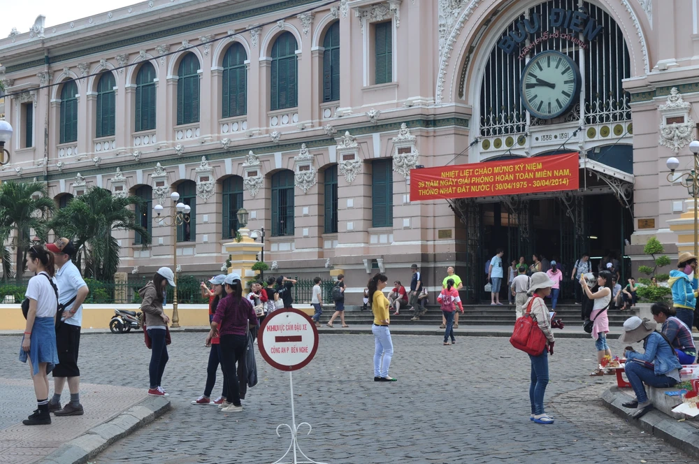 Trời nắng đẹp, người dân TP.HCM nô nức chơi lễ ảnh 9